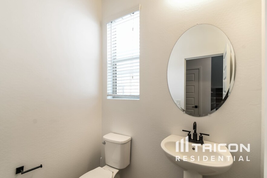 Building Photo - 9315 E Strobe Ave