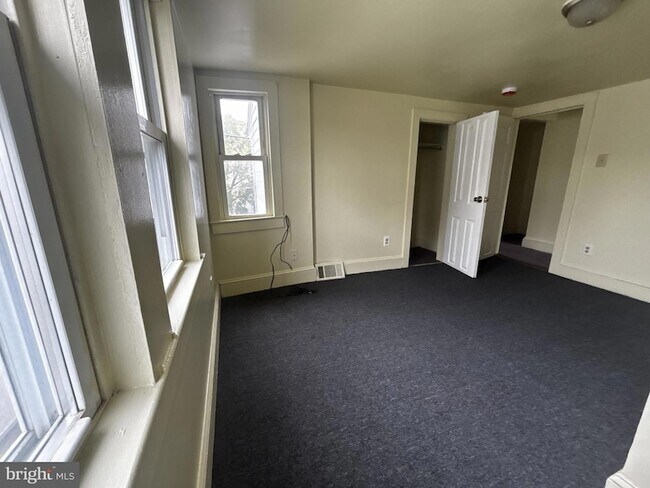 Building Photo - 2 E Vine St