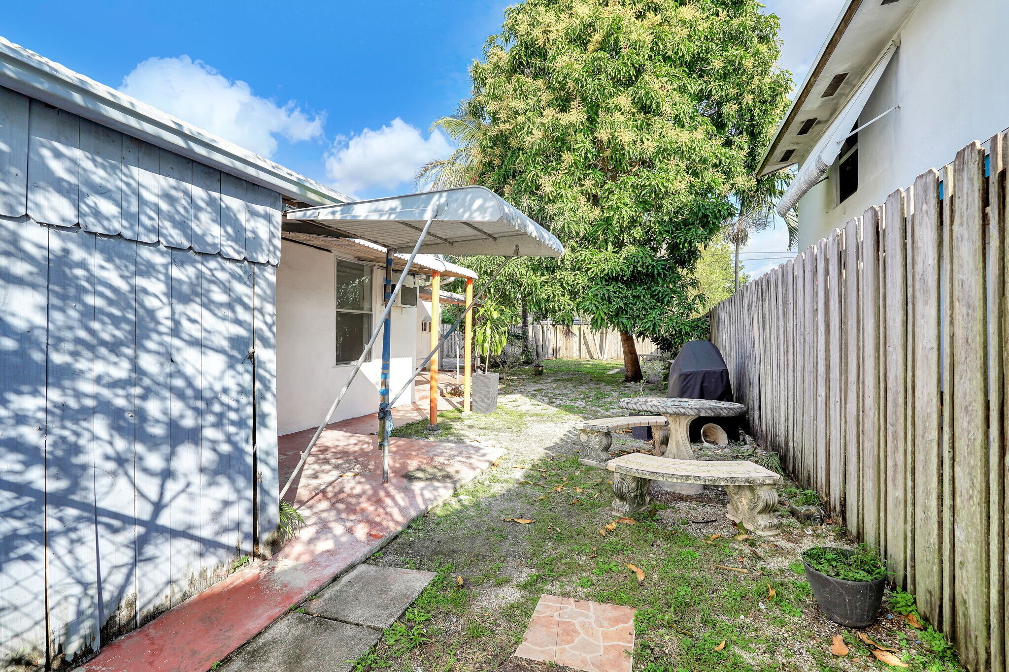 Building Photo - 2419 Coolidge St