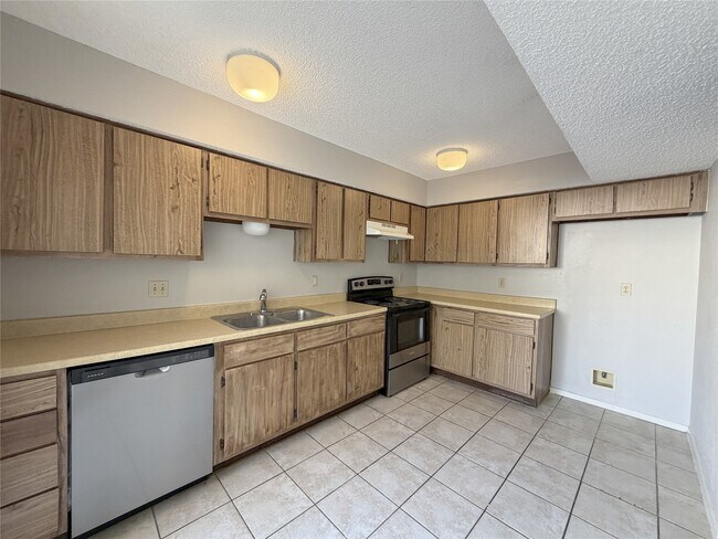 Building Photo - 13611 Garden Grove Ct