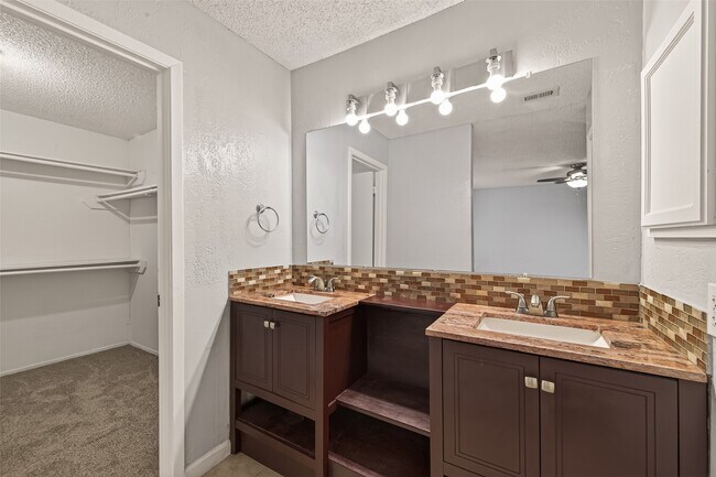 Building Photo - 1806 Foxlake Dr