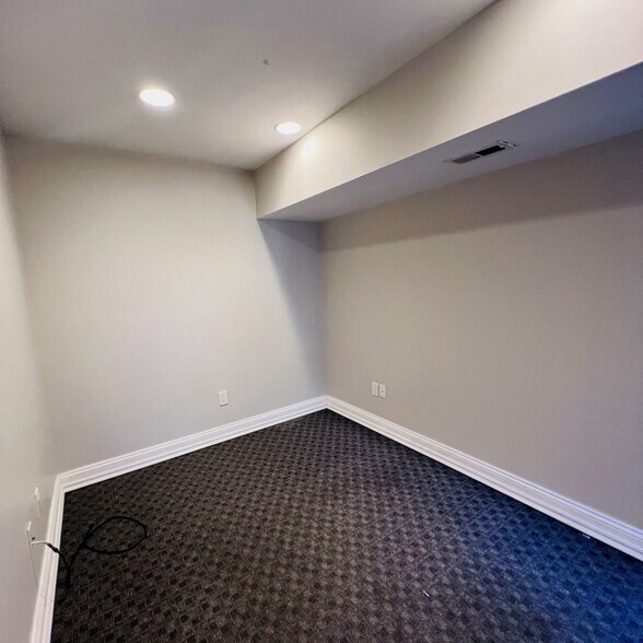 Building Photo - 619 S 42nd St