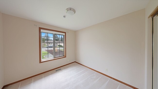 Building Photo - 3 Bed 2 Bath - No Pets - Gas furnace and A/C - NAS Whidbey