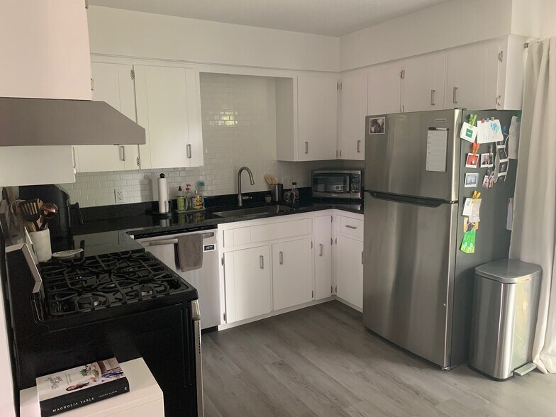 Building Photo - 806 Northlawn St NE