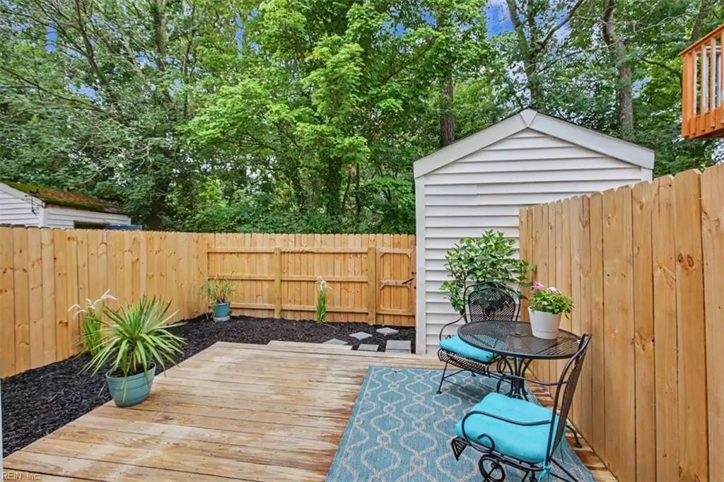 Building Photo - 2423 Rennie Dr