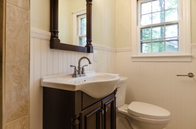 Building Photo - 827 Glendora Dr