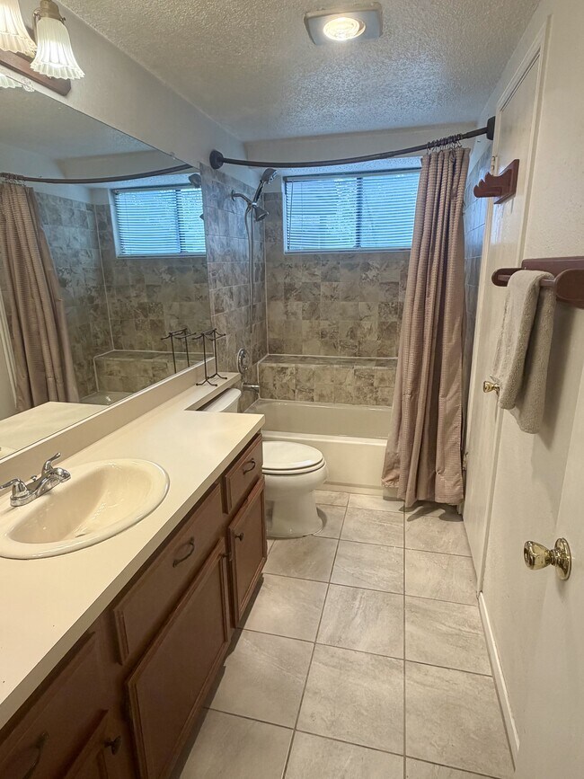 Building Photo - 1707 Honeysuckle Ln