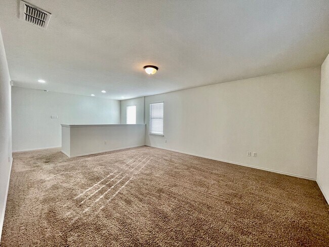 Building Photo - Spacious 4 Bedroom Home with Multiple Livi...