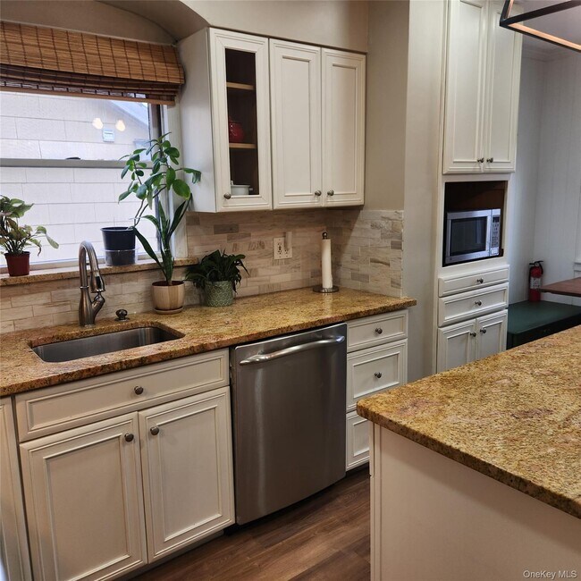 Building Photo - 71 Davis St