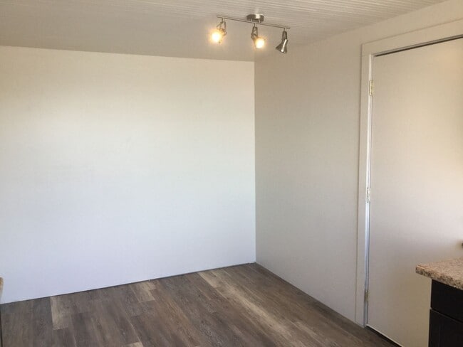 Building Photo - Charming Downtown Everett Studio