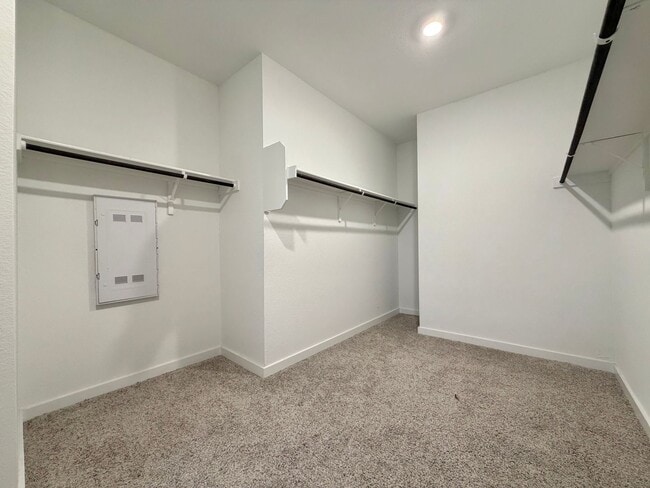 Building Photo - 2901 Louris Ln