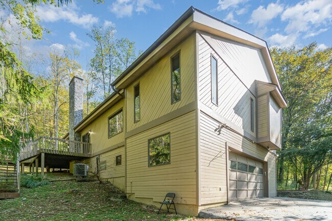 Building Photo - Stunning 4-Bedroom Home with 5 Full Baths + Hot Tub, Wooded Retreat