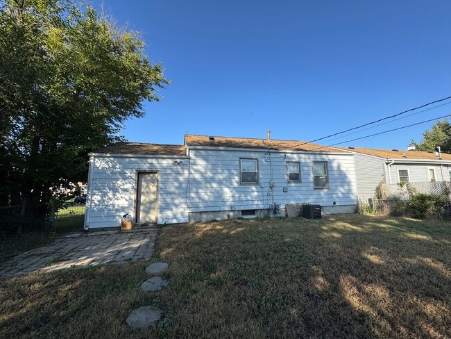 Building Photo - 2 bedroom, 2 bath house located near water...