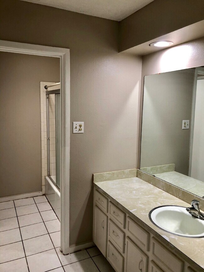Building Photo - Spacious Townhouse close to TTU and medical.
