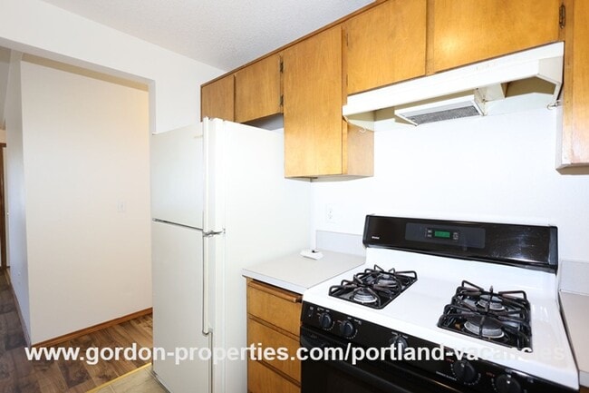 Building Photo - SE Schiller St - ranch style 3 bedroom home