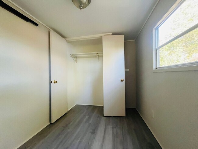 Building Photo - 954 Johnson Rd