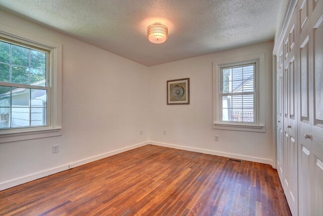 Building Photo - Charming Cape Cod Home - Fenced Yard, Detached Garage, Pet Friendly!