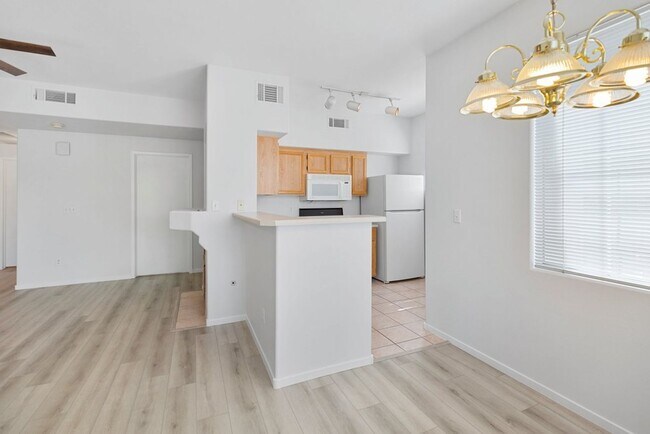 Building Photo - *VERY NICE CONDO IN GATED COMMUNITY !