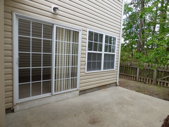 Building Photo - WELL MAINTAINED 2 BEDROOM CONDO