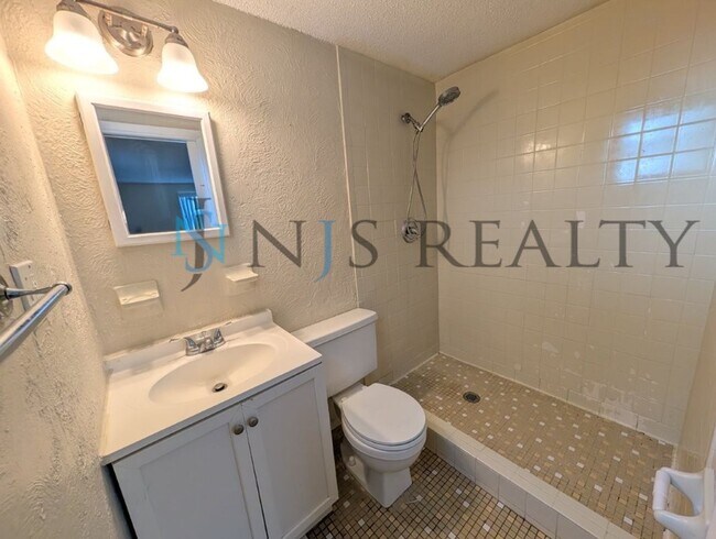 Building Photo - REDUCED!!!!  True 3 Bed~2 Bath~with garage. Over 1,000 sq ft, with updated kitchen & bathrooms, l...