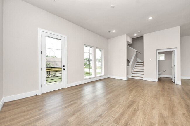 Building Photo - 783 Mansfield St