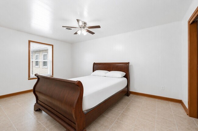 Building Photo - 5813 Russell Ln
