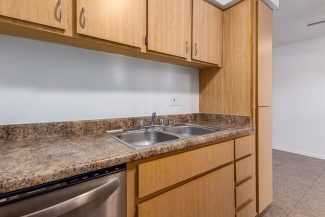 Building Photo - Stadio 3 bedroom townhome