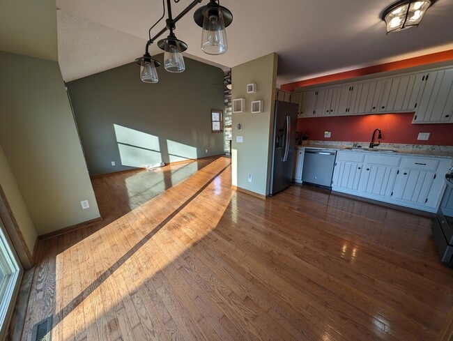 Building Photo - 607 Tamarack Dr W