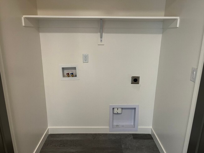 Building Photo - GET $1000 OFF THE FIRST MONTHS RENT!!!