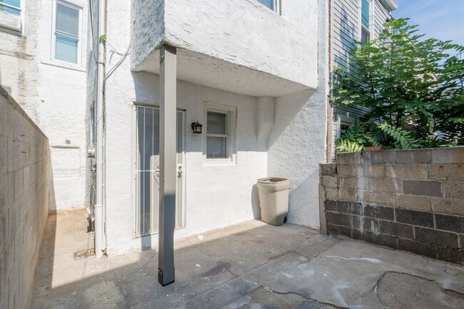 Building Photo - Newly rehabbed 3 bedroom