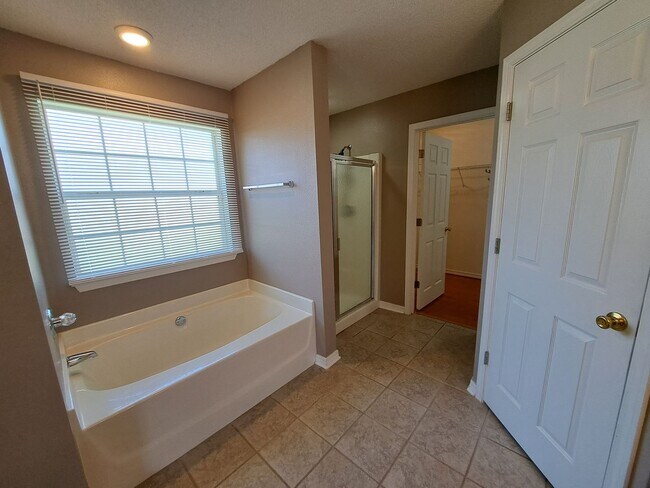 Building Photo - 4BR/3BA with privacy fenced backyard