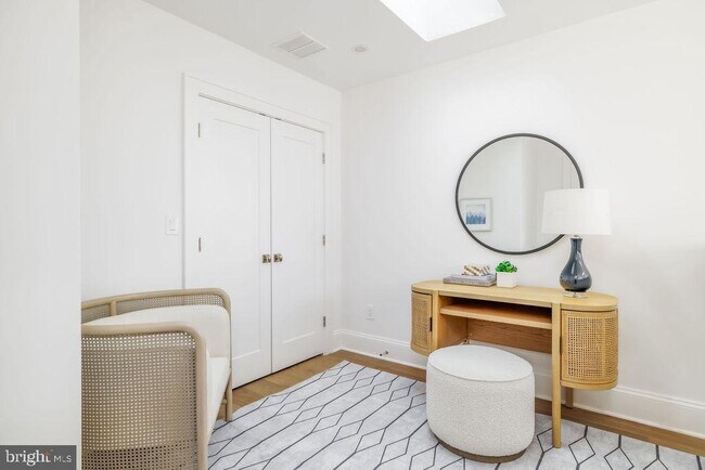 Building Photo - 2460 Ontario Rd NW