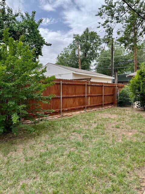 Building Photo - Charming Duplex Very Close To Tech!