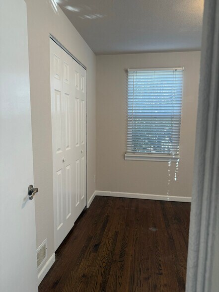 Building Photo - 1920 Xanthia St