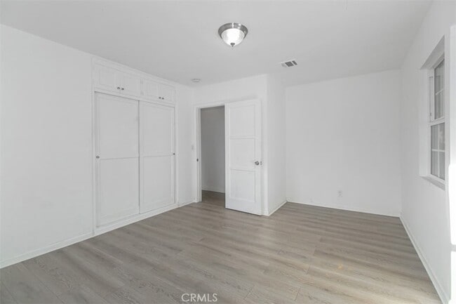 Building Photo - 6059 Vantage Ave