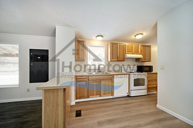 Building Photo - 2 Bedroom 2 Bathroom Home with Off-Street Parking Available in Athol!