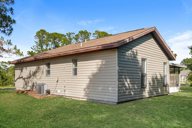 Building Photo - 2102 Thames Rd SE