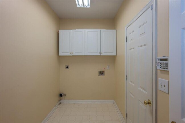 Building Photo - 2433 Gablewood Dr NE