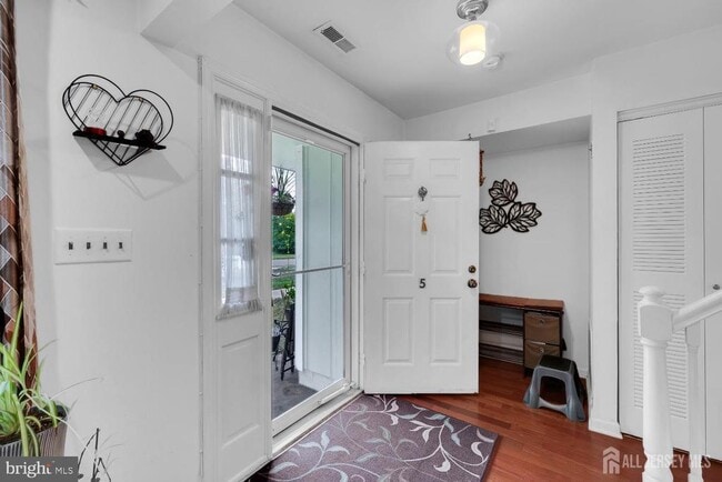 Building Photo - 5 Pond View Dr