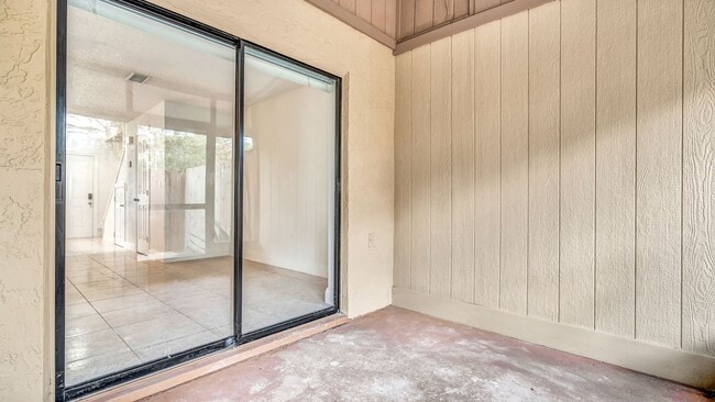 Building Photo - Spacious 1-bedroom, 1.5-bath, two-story Ki...