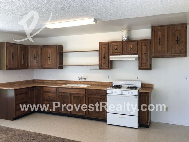 Building Photo - Cute 2 Bedroom 1.5 Bath Home in Victorvill...