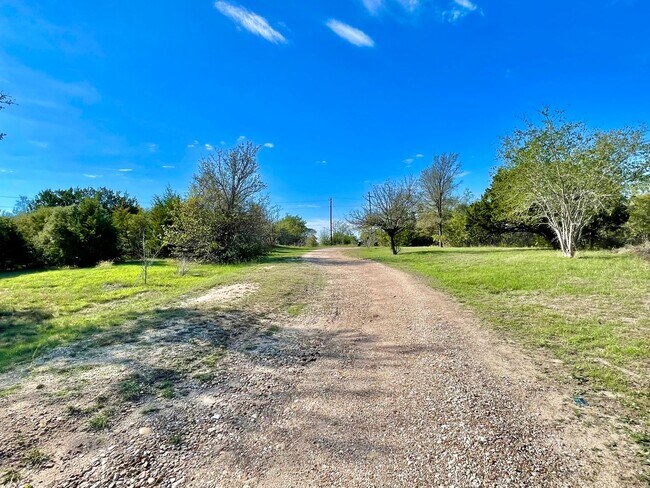 Building Photo - House on 5 Acres East of Austin!