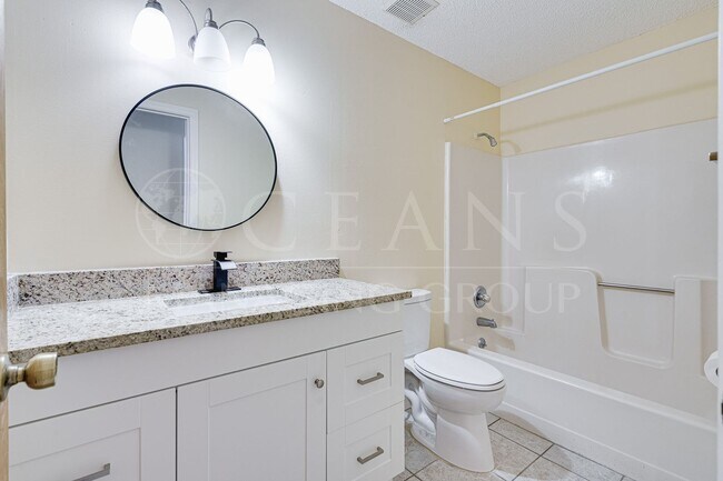 Building Photo - Charming 1 Bed, 1 Bath Condo