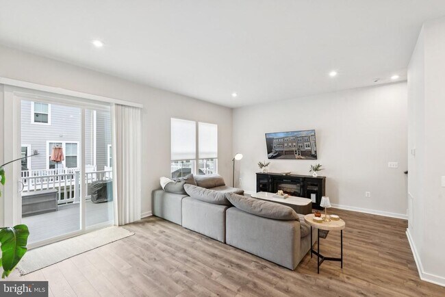 Building Photo - 1750 Blue Spruce St