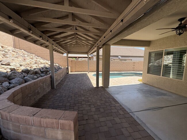 Building Photo - 4 bedroom plus Den 3 car garage with sparkling pool Vail School District