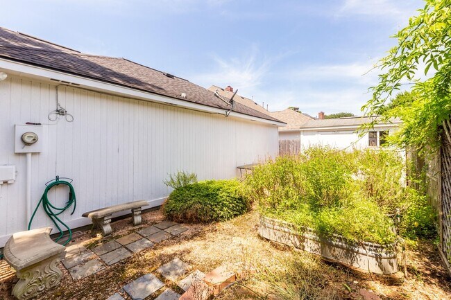 Building Photo - 4915 Keneshaw St