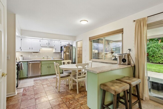 Building Photo - 3 bed + 3 bath / Ranch with Full Finished Basement!