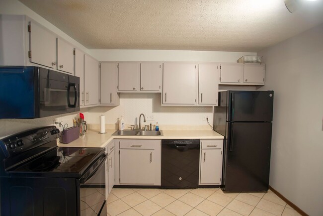Building Photo - Fully Furnished 2-Bedroom Condo – 2 Blocks...