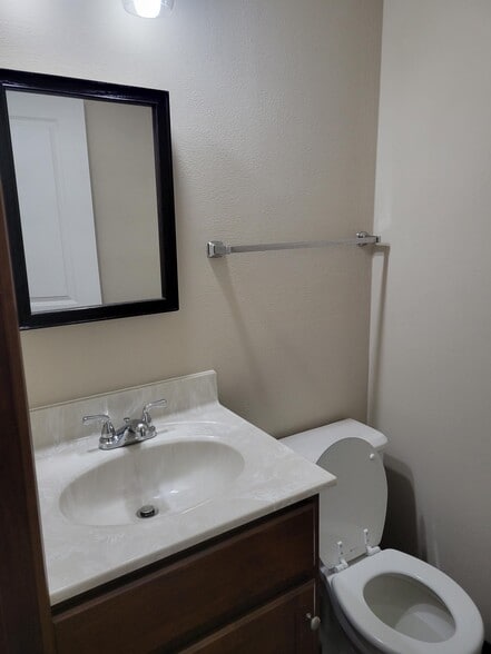 Building Photo - 32 Manor Dr