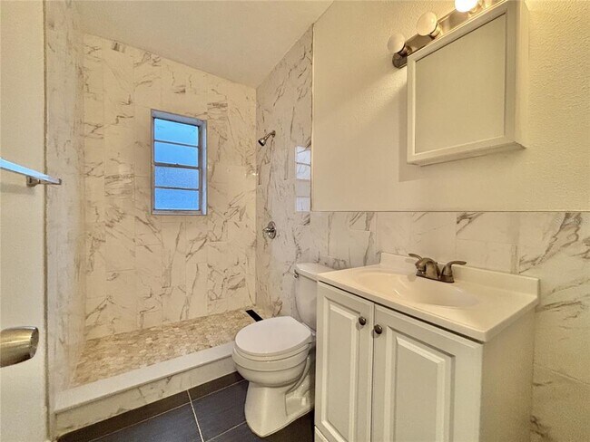 Building Photo - 819 W Portage St